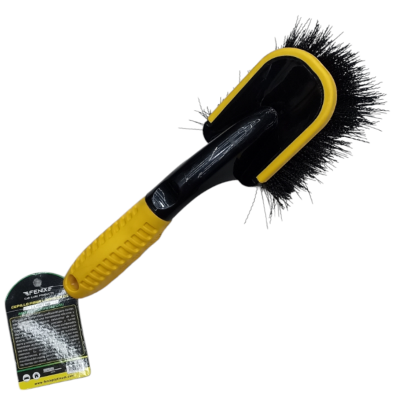 CEPILLO PARA LIMPIEZA DE LLANTAS MANGO CORTO.